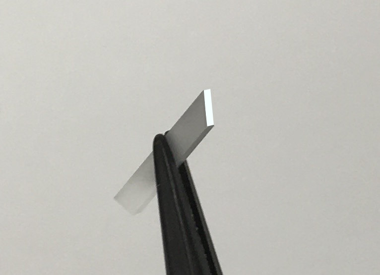 Mikropryzmat prostokątny 1.5 x 1.5 x 3.0mm, przedłużony, do obrazowania endoskopowego dwufotonowego, hypotenusa pokryta aluminium ochronnym